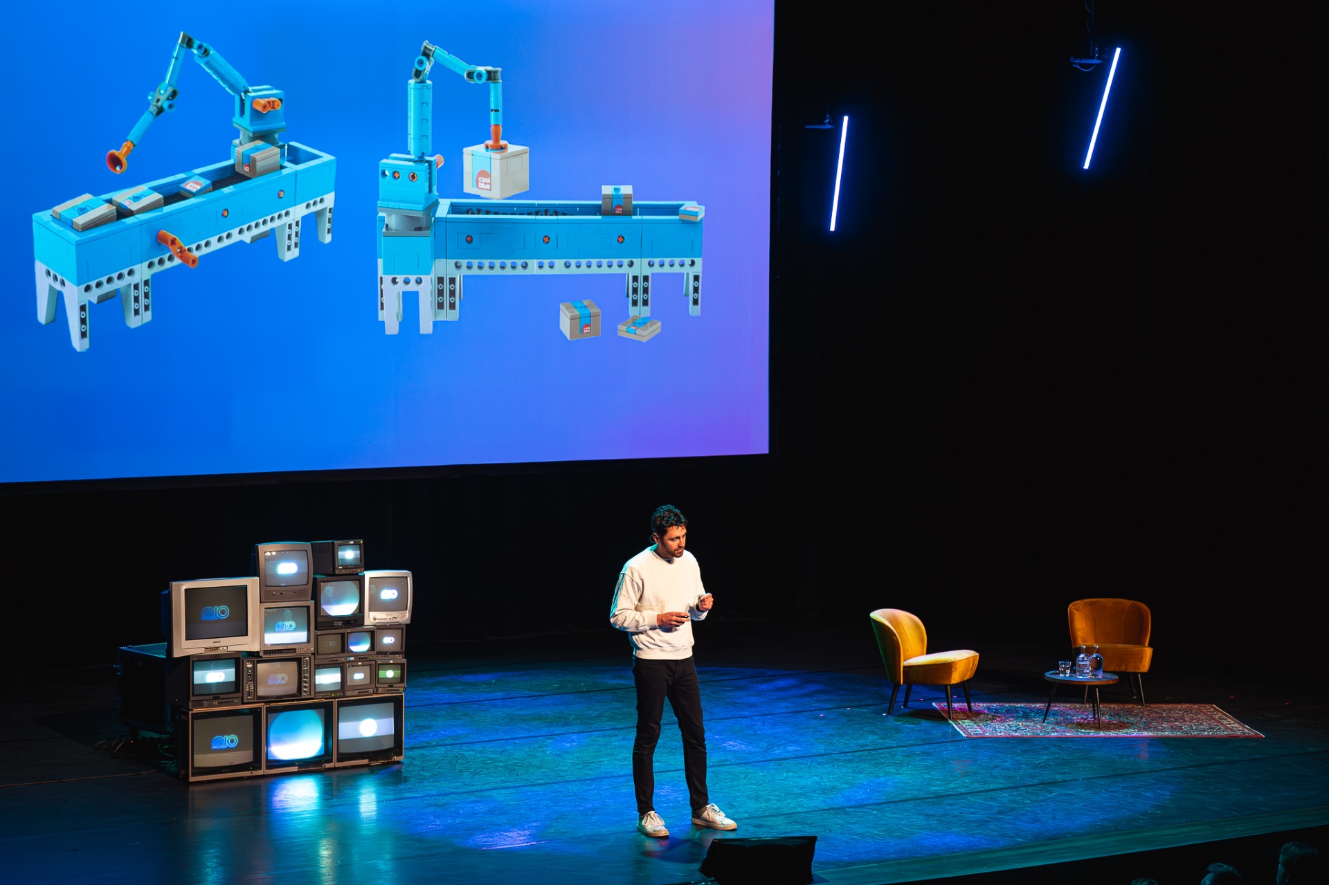 Laurens van Wesep op het podium met LEGO robotica